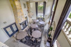 The Lodge at Healdsburg, Tapestry Collection by Hilton的休息区