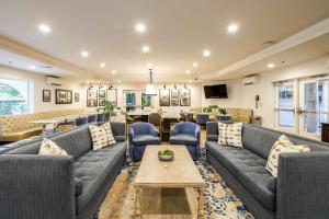 希尔兹堡The Lodge at Healdsburg, Tapestry Collection by Hilton的带沙发和桌子的大客厅