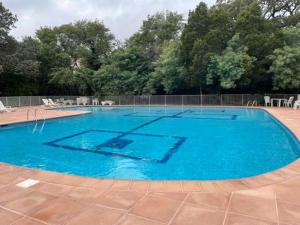 a large swimming pool with blue water at Charmant appartement plein centre in Saint-Tropez