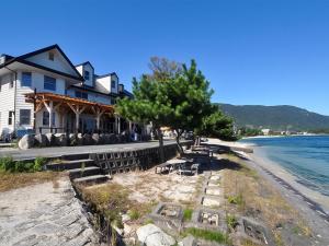 une maison au bord d'une plage dans l'établissement Pension B,B, Dylan - Vacation STAY 22452v, à Ōtsu