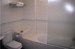 Ванная комната в Hostal Brisamar