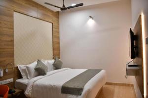 Postel nebo postele na pokoji v ubytování Residenza Adhikrishna Arcade