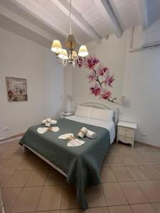 Postel nebo postele na pokoji v ubytování My Monopoli- Casa dei Fiori "Orchidea" Centro Storico
