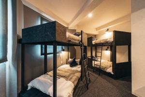 Un pat sau paturi într-o cameră la BAKURO - DOYANEN HOTELs