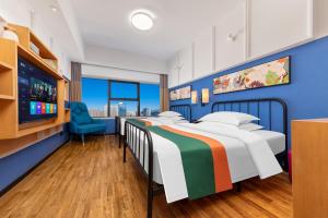 Postel nebo postele na pokoji v ubytování Happy Inn-Xinzheng International Airport Branch喜鹊愉家连锁酒店-机场店