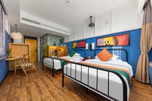 Postel nebo postele na pokoji v ubytování Happy Inn-Xinzheng International Airport Branch喜鹊愉家连锁酒店-机场店