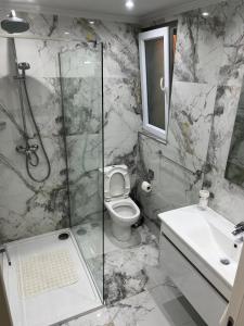 Koupelna v ubytování ALKA Luxury Penthouse Unit 11 + 8 fotografií