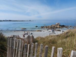 a group of people on a beach near the ocean at Charmante maison pour 2, 400m de Saint-Cava in Plouguerneau