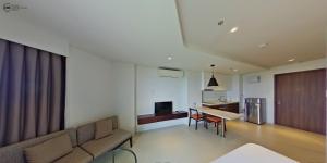 Lapu Lapu CityTambuli Shore Residence的客厅里有一张沙发和一张桌子。