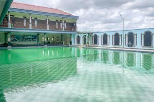 Bazén v ubytování RedDoorz Resort Hotel ANB Pameungpeuk Garut nebo v jeho okolí