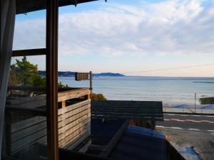 a view of the beach from the porch of a beach house at mokumoku海sakanoshita in Kamakura