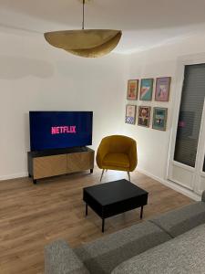 TV a/nebo společenská místnost v ubytování T2 proche Groupama Stadium & LDLC Arena