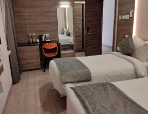 Postel nebo postele na pokoji v ubytování Residenza Adhikrishna Arcade