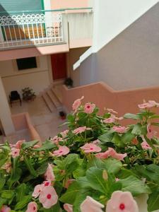 un mazzo di fiori rosa in una stanza di Marval a Monopoli