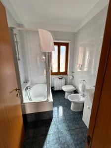 un bagno con vasca, WC e lavandino di Marval a Monopoli