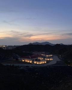 SharīyahにあるThe Valley Villasの夕暮れ時の照明付きの建物の景色