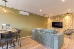 un salon avec un canapé et une table dans l'établissement L 'Elegant - travelhome - 50m de la gare, à Villefranche-sur-Saône