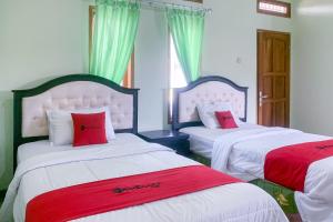 Postel nebo postele na pokoji v ubytování RedDoorz Resort Hotel ANB Pameungpeuk Garut