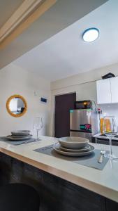 una cocina con platos y copas de vino en una barra en Luxury Urban Escape in kilimani , Workspace, en Nairobi