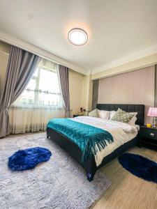 Un dormitorio con una cama grande y una ventana grande. en Luxury Urban Escape in kilimani , Workspace, en Nairobi