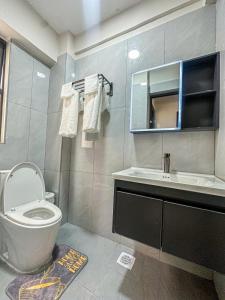 Un baño con inodoro, lavabo y espejo. en Luxury Urban Escape in kilimani , Workspace, en Nairobi
