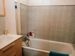 un bagno con una vasca bianca e un lavandino di Sea Bird parking draps fournis piscine partagée ad Arzon Altre 9 foto