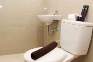 Bilik mandi di Elegant Studio at Azalea Suites Apartment By Travelio +12 gambar