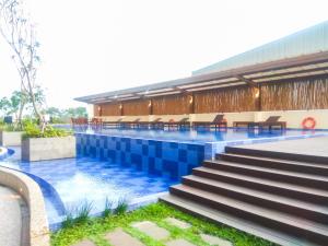 Kolam renang di atau dekat dengan Elegant Studio at Azalea Suites Apartment By Travelio
