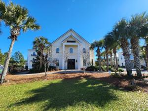 une église blanche avec des palmiers devant elle dans l'établissement 30A Modern Suite with King Bed, Parking, Pool and Balcony, à Santa Rosa Beach