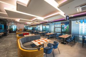 a restaurant with tables and chairs and a bar at Blue Ocean Hotel 3 in Incheon