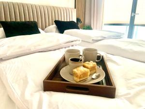 斯克拉斯卡波伦巴Sun View的床上装有一盘食物的托盘
