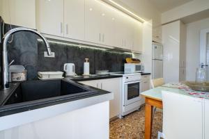 Una cocina o zona de cocina en Piraiki Sea View Apt, 2bdrms, 4 pers by MPS