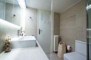 Un baño blanco con lavabo e inodoro. en Piraiki Sea View Apt, 2bdrms, 4 pers by MPS, en Pireo 36 fotos más