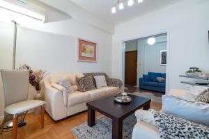 Zona de estar de Piraiki Sea View Apt, 2bdrms, 4 pers by MPS