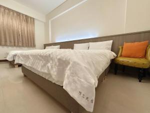 A bed or beds in a room at Yearning Homestay