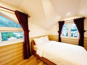 Postel nebo postele na pokoji v ubytování Hoa Chuông Villa Đà Lạt