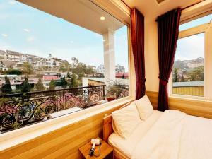Postel nebo postele na pokoji v ubytování Hoa Chuông Villa Đà Lạt