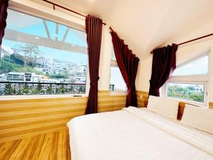 Postel nebo postele na pokoji v ubytování Hoa Chuông Villa Đà Lạt