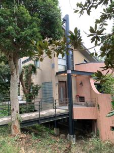 El edificio en el que está la casa vacacional