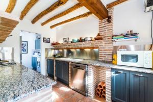 Kuchyň nebo kuchyňský kout v ubytování Casa Buena Vista near Granada