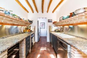 Kuchyň nebo kuchyňský kout v ubytování Casa Buena Vista near Granada