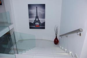 una escalera con una foto de la torre Eiffel en Hotel Cermar Plaza, en La Barca