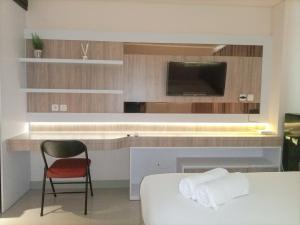 Televisyen dan/atau pusat hiburan di Elegant and Comfortable Studio Patraland Amarta Apartment By Travelio