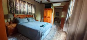 une chambre avec un lit avec une tête de lit en bois dans l'établissement Corea Game Ranch, à Alldays 17 autres photos