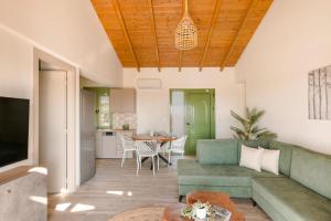 un soggiorno con un divano e un tavolo di Panagis Villa by Vintage Travel a Karavádhos
