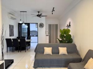 Una sala de estar con un sofá y un comedor. en 1208Paradigm mall Family Cozy up to 11Pax, en Johor Bahru