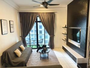 Una sala de estar con un sofá y un televisor. en 1208Paradigm mall Family Cozy up to 11Pax, en Johor Bahru