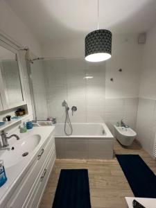 ブレンゾーネにあるVilla Sonjaの浴槽と洗面台のある白いバスルーム +30枚の写真