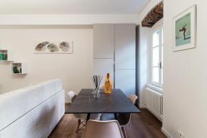 a small dining room with a table and chairs at Sunflower Apartment -The House Of Travelers in Como