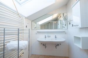 un bagno con lavandino e specchio di Gästehaus Birkenhof a Oberstdorf